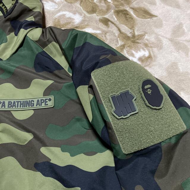 A BATHING APE(アベイシングエイプ)のAPE BAPE KAWS UNDEFEATED シャーク　ダウンジャケット　M メンズのジャケット/アウター(ダウンジャケット)の商品写真