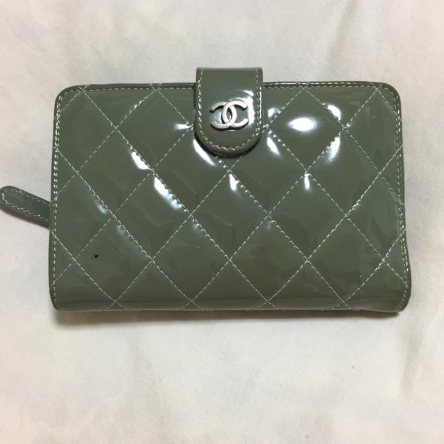 CHANEL(シャネル)のシャネル 二つ折り財布 カーキ エナメル レディースのファッション小物(財布)の商品写真