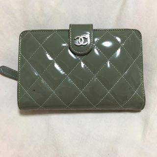 シャネル(CHANEL)のシャネル 二つ折り財布 カーキ エナメル(財布)