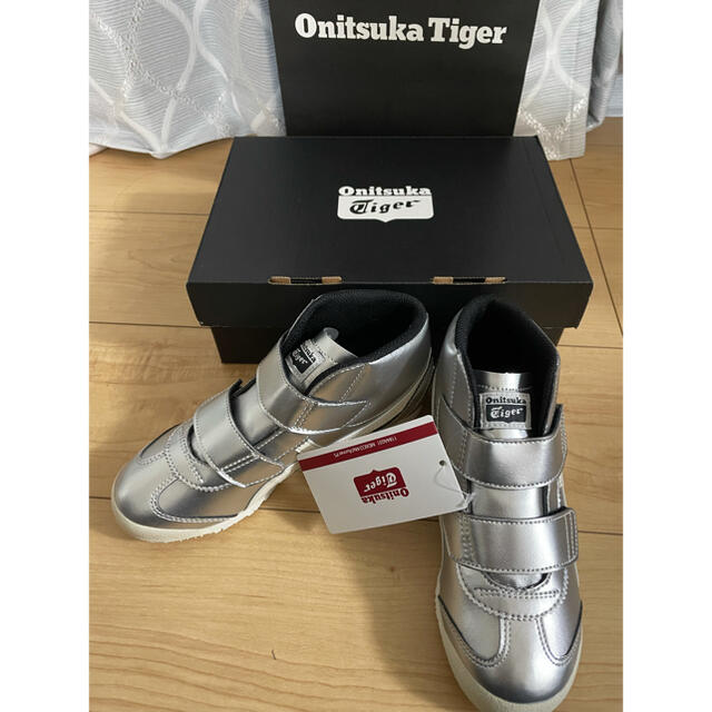 Onitsuka Tiger(オニツカタイガー)の新品　オニツカタイガー　スニーカー キッズ/ベビー/マタニティのキッズ靴/シューズ(15cm~)(スニーカー)の商品写真