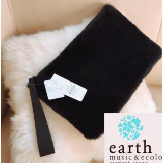 アースミュージックアンドエコロジー(earth music & ecology)の（タグ付・新品）ブラックファー　★ クラッチバック(クラッチバッグ)