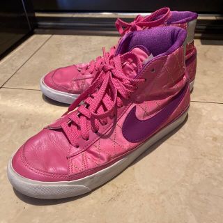 ナイキ(NIKE)の【1/30処分予定】NIKE スニーカー　ショッキングピンク(スニーカー)