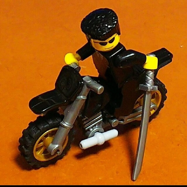 Lego(レゴ)のレゴ★シティ ミニフィグ＆バイク ブラックレイン？！オリジナルアレンジ 美品 エンタメ/ホビーのおもちゃ/ぬいぐるみ(キャラクターグッズ)の商品写真
