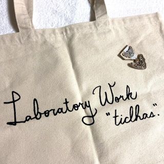 ラボラトリーワーク(LABORATORY WORK)のlaboratory woke トートバッグ　揺れるブローチ付き　(トートバッグ)