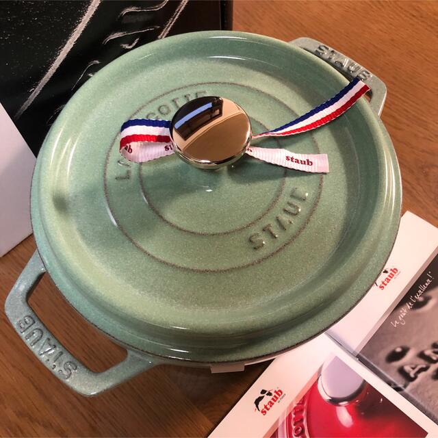 STAUB(ストウブ)の新品staubストウブ 18cm セージグリーン ピコココット ラウンド　鍋 インテリア/住まい/日用品のキッチン/食器(鍋/フライパン)の商品写真