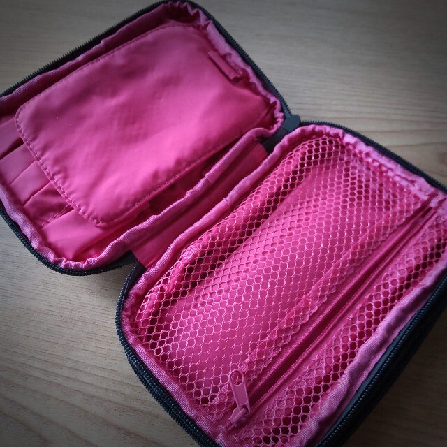 bareMinerals(ベアミネラル)の美品❤️ベアミネラル化粧収納ポーチ 黒ブラック 内ピンク  コンパクト レディースのバッグ(ボディバッグ/ウエストポーチ)の商品写真