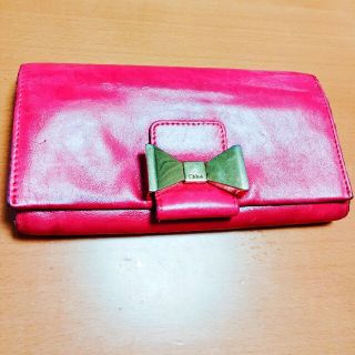 クロエ(Chloe)の華やかなピンクと豪華な金のリボンが印象的なクロエの本皮の長財布(財布)