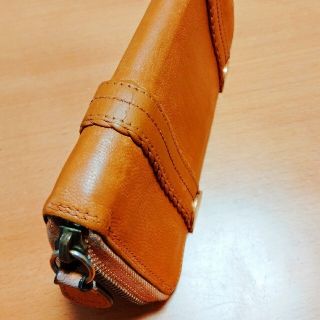 クロエ(Chloe)の落ち着いたカーキ色が上品で印象的なクロエの本皮の長財布ですラウンドファスナー(長財布)