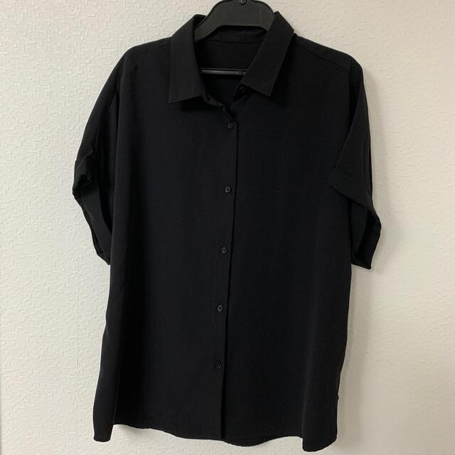 GU(ジーユー)の半袖ブラウス　半袖シャツ　黒半袖シャツ　黒のシャツ　黒のブラウス　GU ジーユー レディースのトップス(シャツ/ブラウス(半袖/袖なし))の商品写真