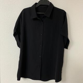 ジーユー(GU)の半袖ブラウス　半袖シャツ　黒半袖シャツ　黒のシャツ　黒のブラウス　GU ジーユー(シャツ/ブラウス(半袖/袖なし))