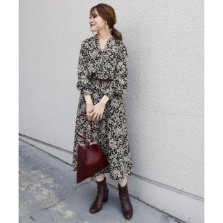 シップス(SHIPS)のSHIPS★フラワープリントロングスリーブVネックワンピース★小花柄ブラック系(ロングワンピース/マキシワンピース)