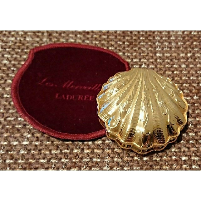 Les Merveilleuses LADUREE(レメルヴェイユーズラデュレ)のラデュレ☆24K 貝殻 シェル コンパクト ファンデーションケース コスメ/美容のベースメイク/化粧品(ファンデーション)の商品写真