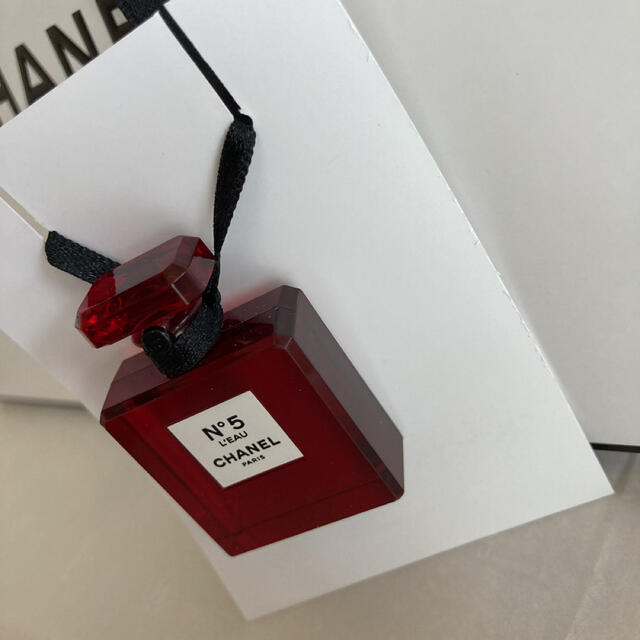 CHANEL(シャネル)のCHANEL/N°5✨レッドチャーム✨ノベルティ レディースのアクセサリー(チャーム)の商品写真