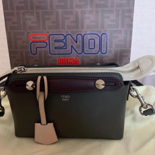 FENDI(フェンディ)のFENDI バックとFENDIストラップ レディースのバッグ(ショルダーバッグ)の商品写真