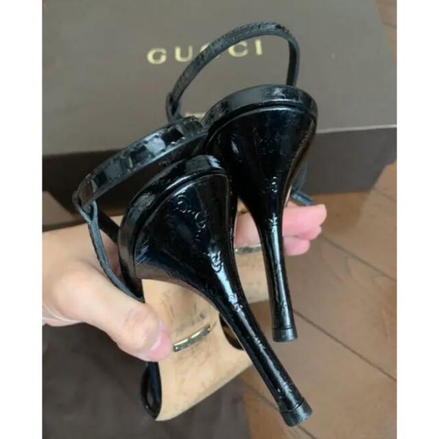 Gucci(グッチ)のGUCCI型押し　黒エナメルサンダル レディースの靴/シューズ(ハイヒール/パンプス)の商品写真