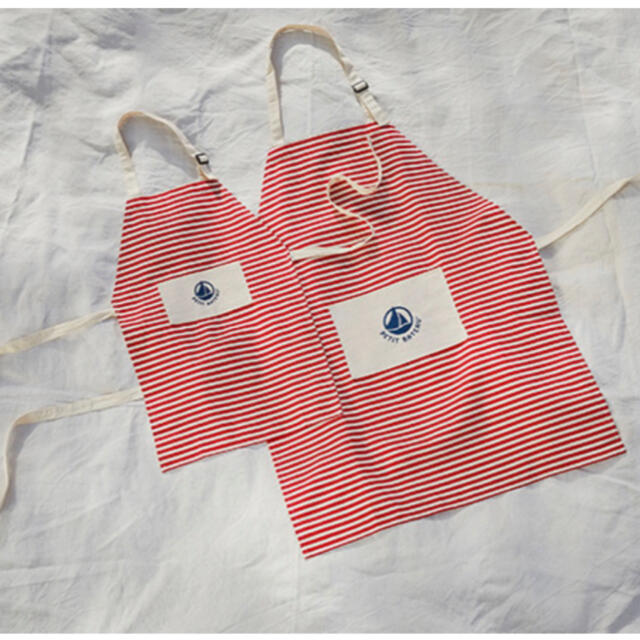 PETIT BATEAU(プチバトー)の新品☆PETIT BATEAU プチバトー　ノベルティー親子エプロンセット☆ キッズ/ベビー/マタニティのこども用ファッション小物(その他)の商品写真