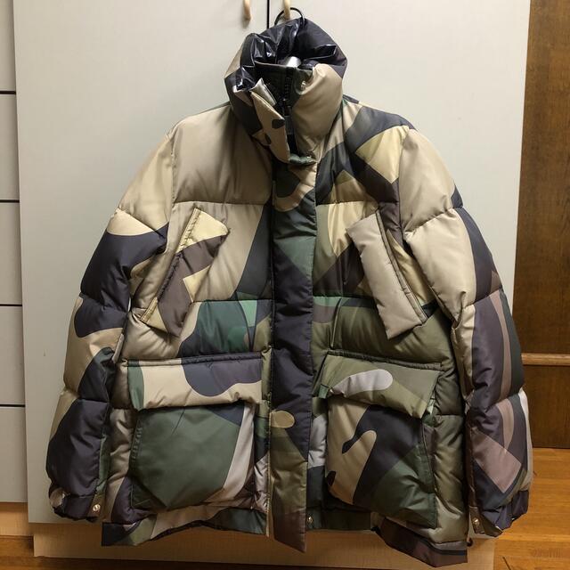 sacai(サカイ)のsacai × KAWS サカイ×カウズ カモフラ パテッドジャケット 1 新品 レディースのジャケット/アウター(ダウンジャケット)の商品写真