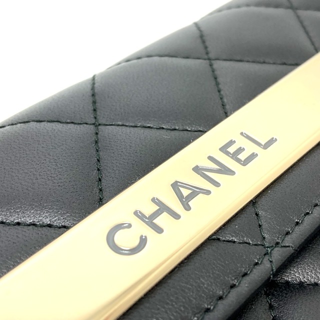 CHANEL(シャネル)のシャネル CHANEL マトラッセ A80981 ロゴプレート 2つ折り 長財布 ラムスキン ブラック 新品同様 レディースのファッション小物(財布)の商品写真