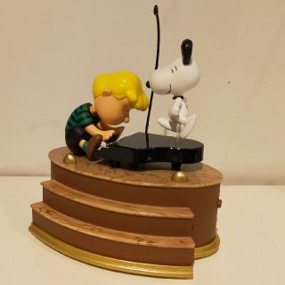 ピーナッツ(PEANUTS)のhallmark社 スヌーピー シュローダー ピアノ演奏 オーナメント(置物)