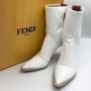 フェンディ(FENDI)の☆フェンディ 美品 18AW ブーツ  パテントレザー 白系 サイズ37 箱(ブーツ)