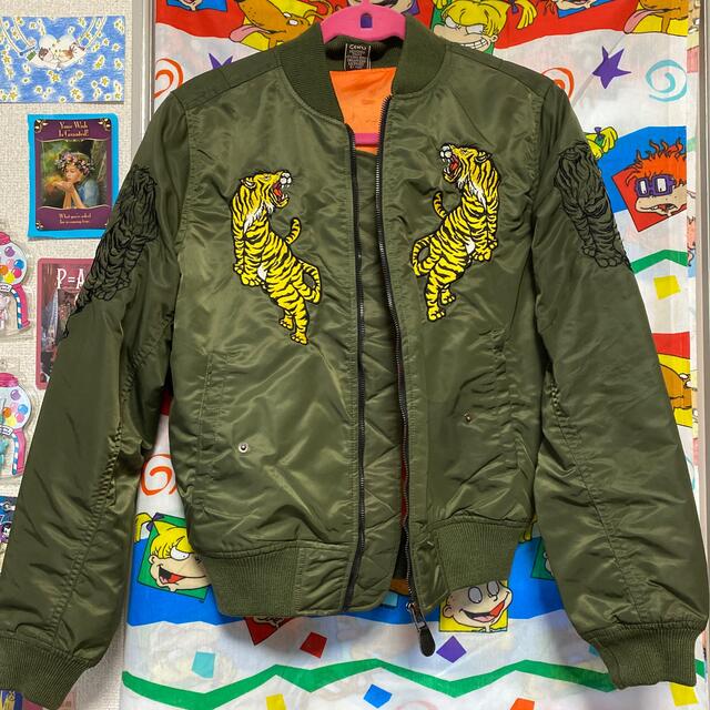Onitsuka Tiger(オニツカタイガー)のタイガー刺繍のMA1  レディースのジャケット/アウター(ブルゾン)の商品写真