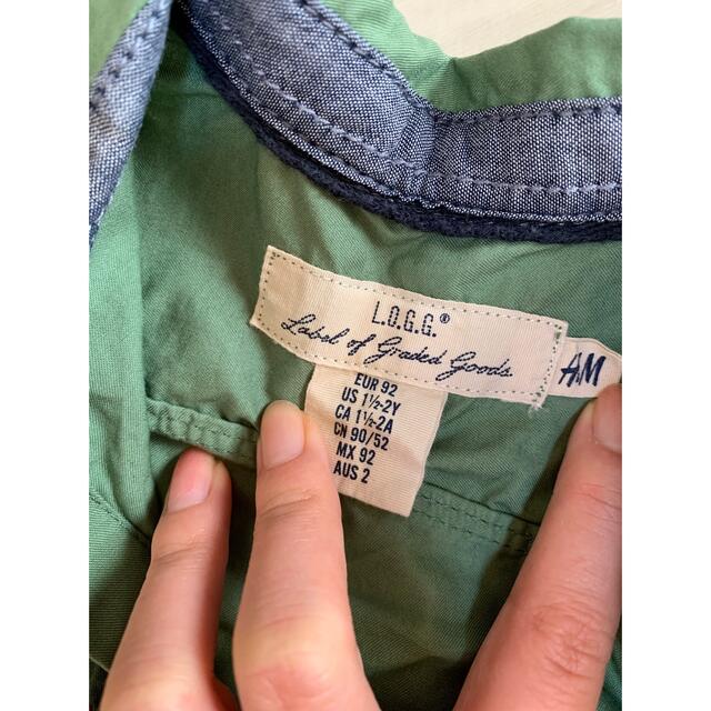 H&M(エイチアンドエム)のキッズ緑シャツ キッズ/ベビー/マタニティのキッズ服男の子用(90cm~)(ブラウス)の商品写真
