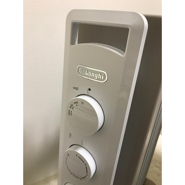 DeLonghi(デロンギ)のDeLonghi ヴェルティカルド オイルヒーター RHJ21F0812-WH スマホ/家電/カメラの冷暖房/空調(オイルヒーター)の商品写真