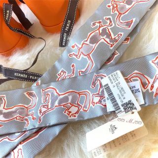 エルメス(Hermes)のエルメス HERMES 《 自由の馬 》グリスパール 白 グレー ツイリー(バンダナ/スカーフ)