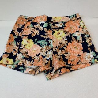 ザラ(ZARA)のZARA 新品未使用　花柄　ショートパンツ(ショートパンツ)