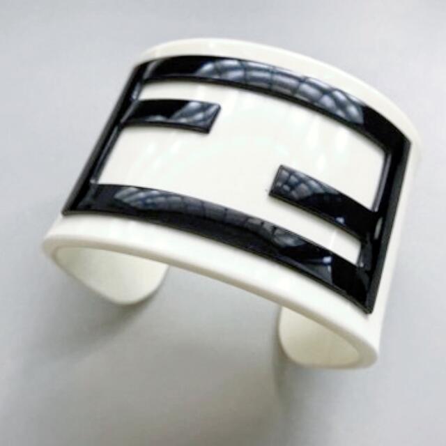 フェンディ　バングル　ブレスレット　プラスチック　モノクロ　白黒　ロゴ　FF