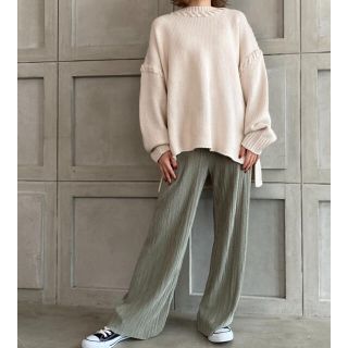 ザラ(ZARA)のmoment+ モーメントプラス サテンミニプリーツストレートパンツ S(カジュアルパンツ)