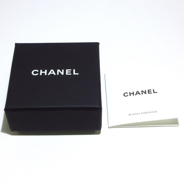 CHANEL(シャネル)のシャネル イヤリング美品  白×シルバー レディースのアクセサリー(イヤリング)の商品写真