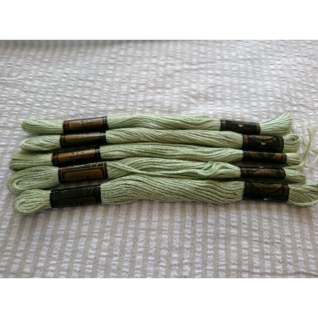 【刺繍糸 316】緑系 5束 ハンドメイドの素材/材料(生地/糸)の商品写真