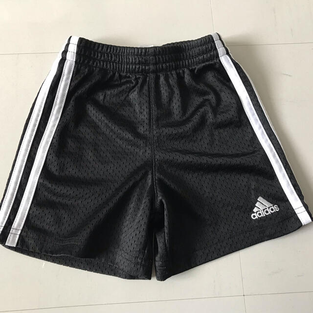 adidas(アディダス)のadidas アディダス キッズ　子供用　ハーフパンツ　90cm キッズ/ベビー/マタニティのキッズ服男の子用(90cm~)(パンツ/スパッツ)の商品写真