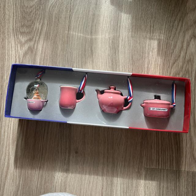 LE CREUSET(ルクルーゼ)のルクルーゼ　ミニチュア　オーナメント　スノードーム インテリア/住まい/日用品のインテリア小物(置物)の商品写真