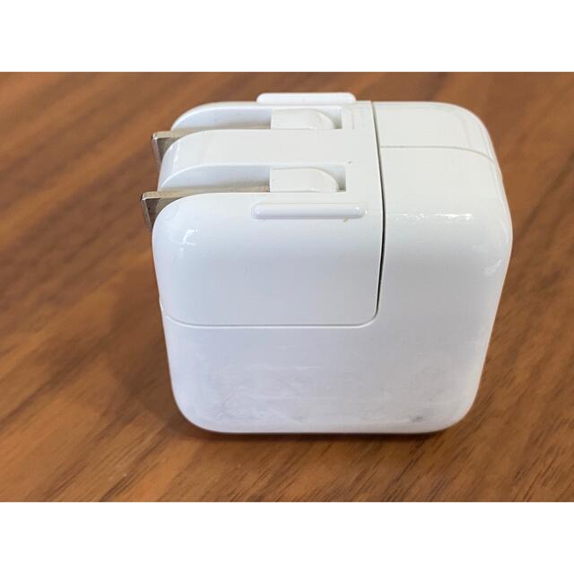 Apple(アップル)のApple 純正 iPad ACアダプタ 充電器10W USB アダプター スマホ/家電/カメラのスマートフォン/携帯電話(バッテリー/充電器)の商品写真