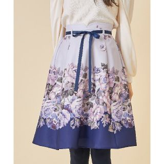 トッコ(tocco)のトッコ グログランリボン付きフラワープリントフレアスカート 膝丈 ラベンダー(ひざ丈スカート)