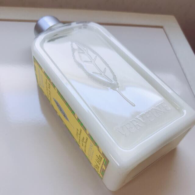 L'OCCITANE(ロクシタン)のシトラスヴァーベナ　CV ボディミルク　250ml コスメ/美容のボディケア(ボディローション/ミルク)の商品写真