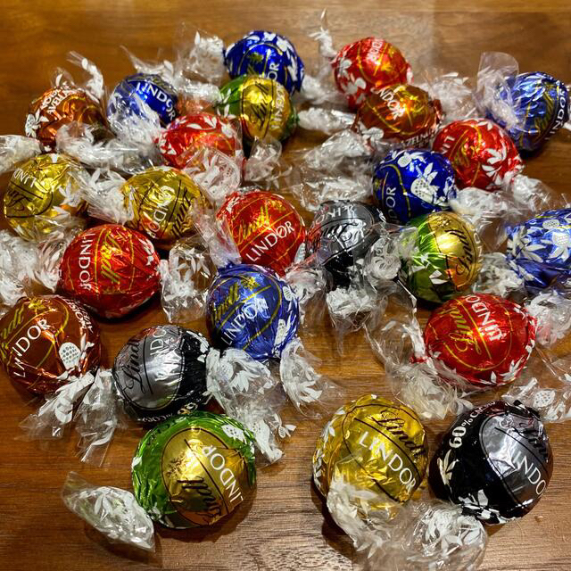 Lindt(リンツ)のリンツ　リンドール　チョコレート　7種24個　お試し　送料無料　コストコ　高級 食品/飲料/酒の食品(菓子/デザート)の商品写真