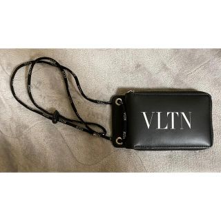 ヴァレンティノ(VALENTINO)のvalentinoブラックネックウォレット(財布)