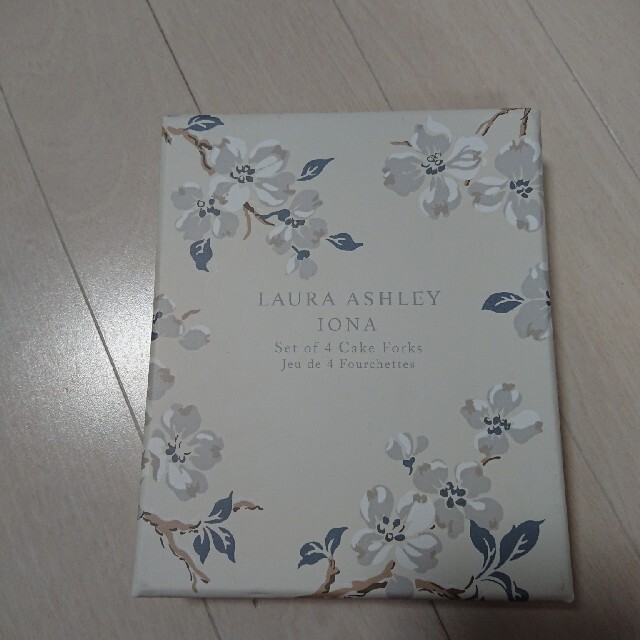 LAURA ASHLEY(ローラアシュレイ)の新品☆ローラアシュレイ フォーク 4本 インテリア/住まい/日用品のキッチン/食器(カトラリー/箸)の商品写真