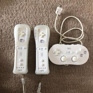 ウィー(Wii)のWiiコントローラー2個(家庭用ゲーム機本体)