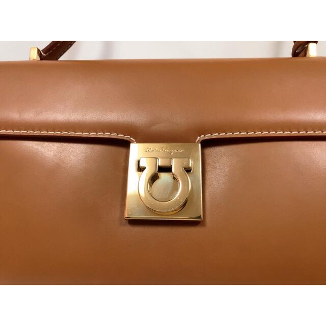 サルヴァトーレフェラガモ　ガンチーニ　ハンドバッグ　レザー　キャメル　ブラウン レディースのバッグ(ハンドバッグ)の商品写真