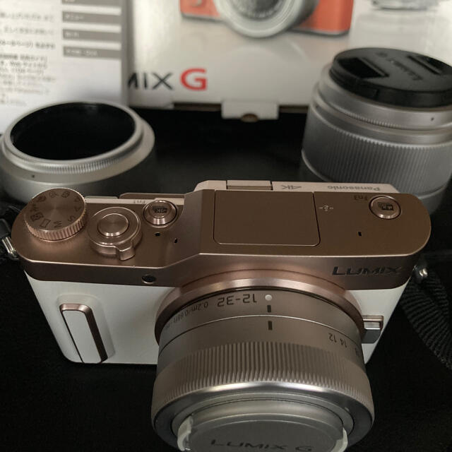 スマホ/家電/カメラLUMIX DC-GF10W-W 単焦点レンズ、すぐ使える付属品付き！