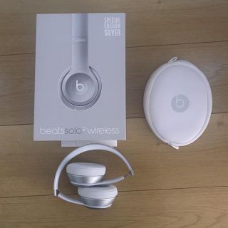 ビーツバイドクタードレ(Beats by Dr Dre)のBeats Solo2 Wireless 美品　シルバー色(ヘッドフォン/イヤフォン)