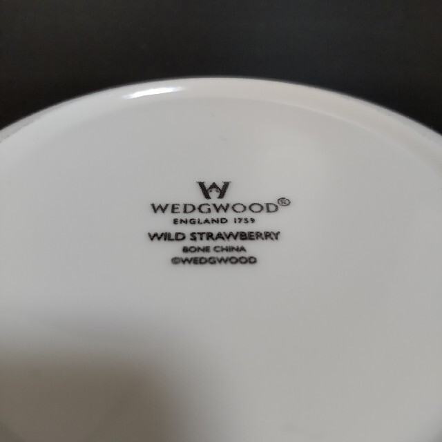 WEDGWOOD(ウェッジウッド)の美品✨ウェッジウッド／ワイルドストロベリー大カップ＆ソーサーペアセット インテリア/住まい/日用品のキッチン/食器(グラス/カップ)の商品写真