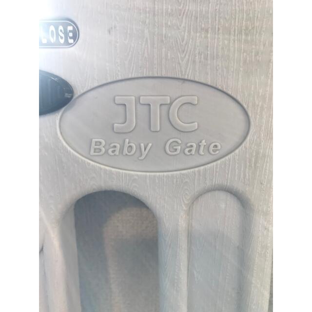 JTC(ジェーティーシー)のベビーゲート　ＪＴＣ　グレイッシュベビーゲート キッズ/ベビー/マタニティの寝具/家具(ベビーフェンス/ゲート)の商品写真