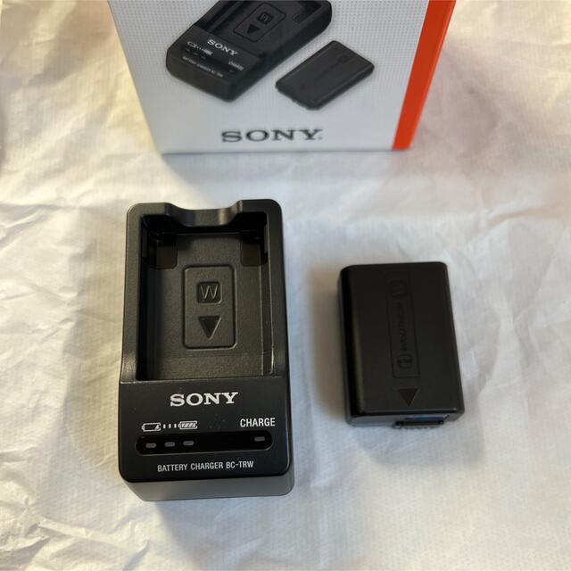 SONY(ソニー)のmotu1222様専用　SONY ACC-TRW スマホ/家電/カメラのスマートフォン/携帯電話(バッテリー/充電器)の商品写真