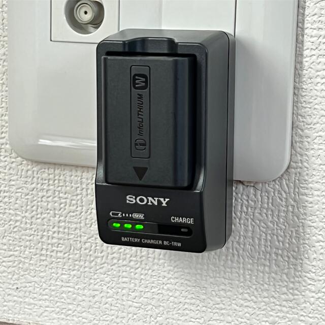 SONY(ソニー)のmotu1222様専用　SONY ACC-TRW スマホ/家電/カメラのスマートフォン/携帯電話(バッテリー/充電器)の商品写真