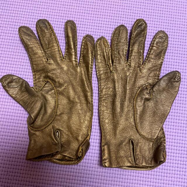 FENDI(フェンディ)の【モカっちさま専用】フェンディ ゴールド手袋  値下げしました レディースのファッション小物(手袋)の商品写真